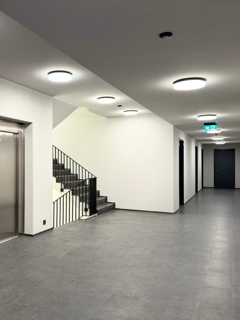 LIBRE Aufbauleuchte im Treppenhaus