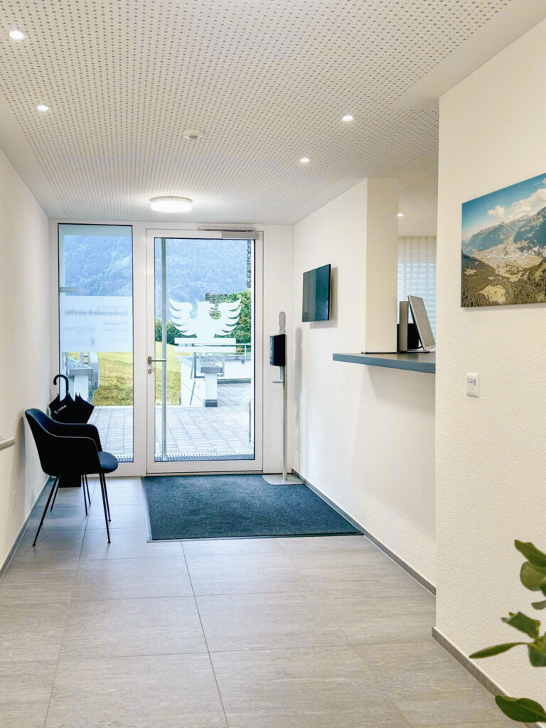 Aufbauleuchte und Einbauleuchten im Eingangsbereich