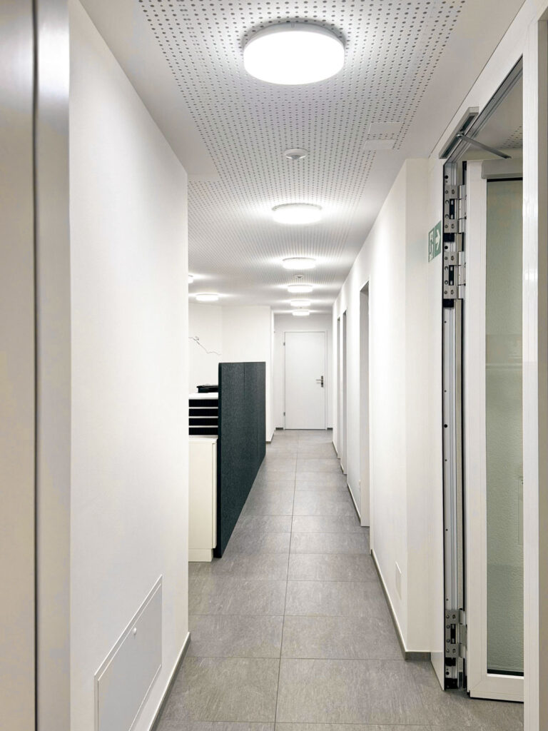 Aufbauleuchte LIBRE im Flur Bereich