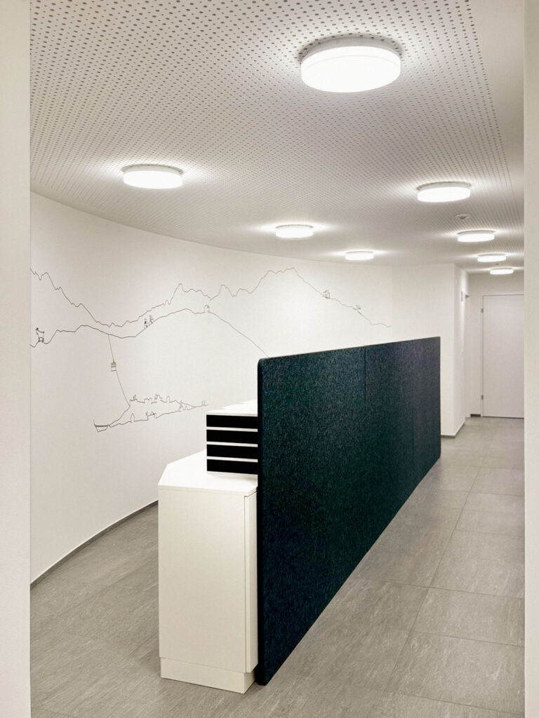 Aufbauleuchte Libre in der Gemeindekanzlei Attinghausen